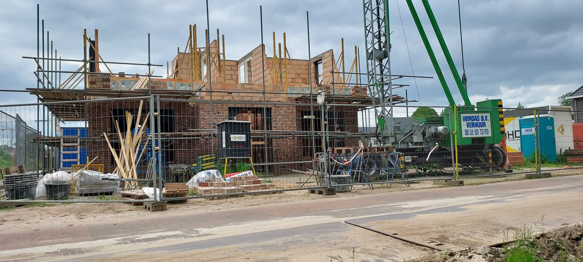 Deel 2 van het bouwproces van deze luxe villa in Almelo. Er is afgelopen week gewerkt aan het metselwerk en de binnenmuren.

Heeft u ook bouwplannen? Neem eens een kijkje op aannemersbedrijf-hoek.nl

#vakmanschap #bouwendnederland #bouwproject #bouwbedrijf #bouwen #almelo