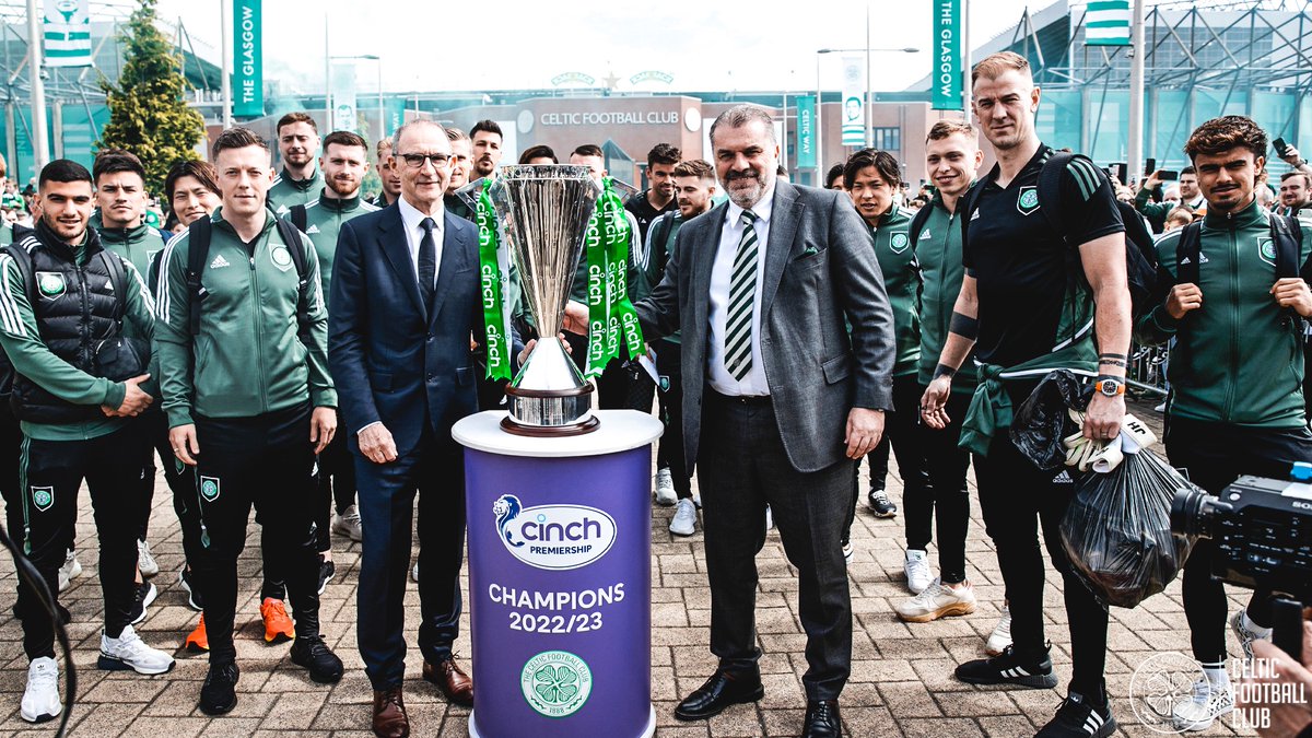 CelticFC's tweet photo. 📸 Martin O’Neill presents the #cinchPrem trophy on the Celtic Way! 

#CelticFC🍀🏆 https://t.co/Oake6sHCaQ
