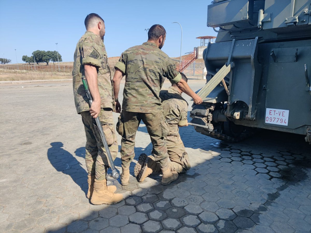 En el Grupo de Artillería de Campaña XI #GACAXI #BrigadaExtremadura @FUTER_ET los sargentos alumnos de la #AcademiadeArtillería realizan prácticas con los obuses Light Gun de 105/37 y el ATP M-109 A5E de 155/39.