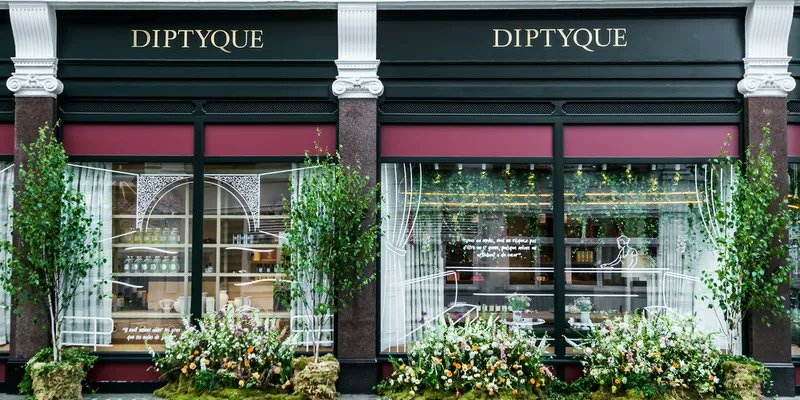 This week it emerged that #beautybrands have transformed their shop fronts into film-inspired floral displays for #ChelseainBloom buff.ly/3MvRxBZ