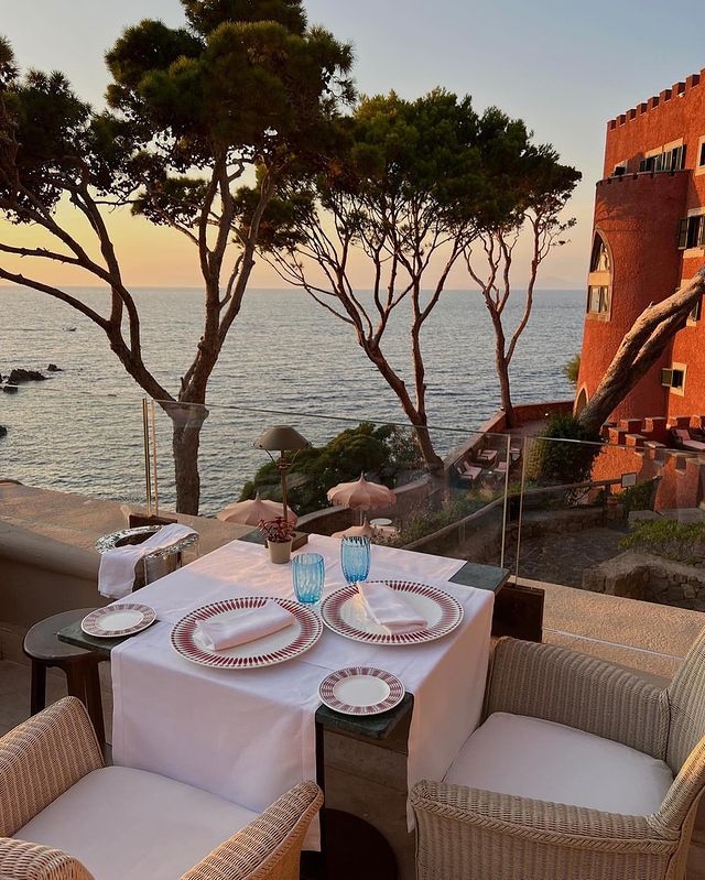 Dinner perched over the sea 

Credit: @umbertoamareischia

#howitalyfeels #igersitalia #italia365 #acolourstory #oh_italia #voglioitalia #inviaggiocontraveller #ischia #ilikeitaly #italy_vacations #igitaly #slowliving #travelcommunity