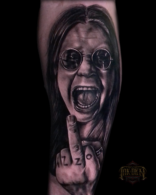 Absolutely wicked #OzzyOsbourne by Chris Strach Tattoo 🤩 We love, love, lovedddd seeing this piece being completed. Chris has very few slots left for June, so if you're hoping to book then don't hesitate!