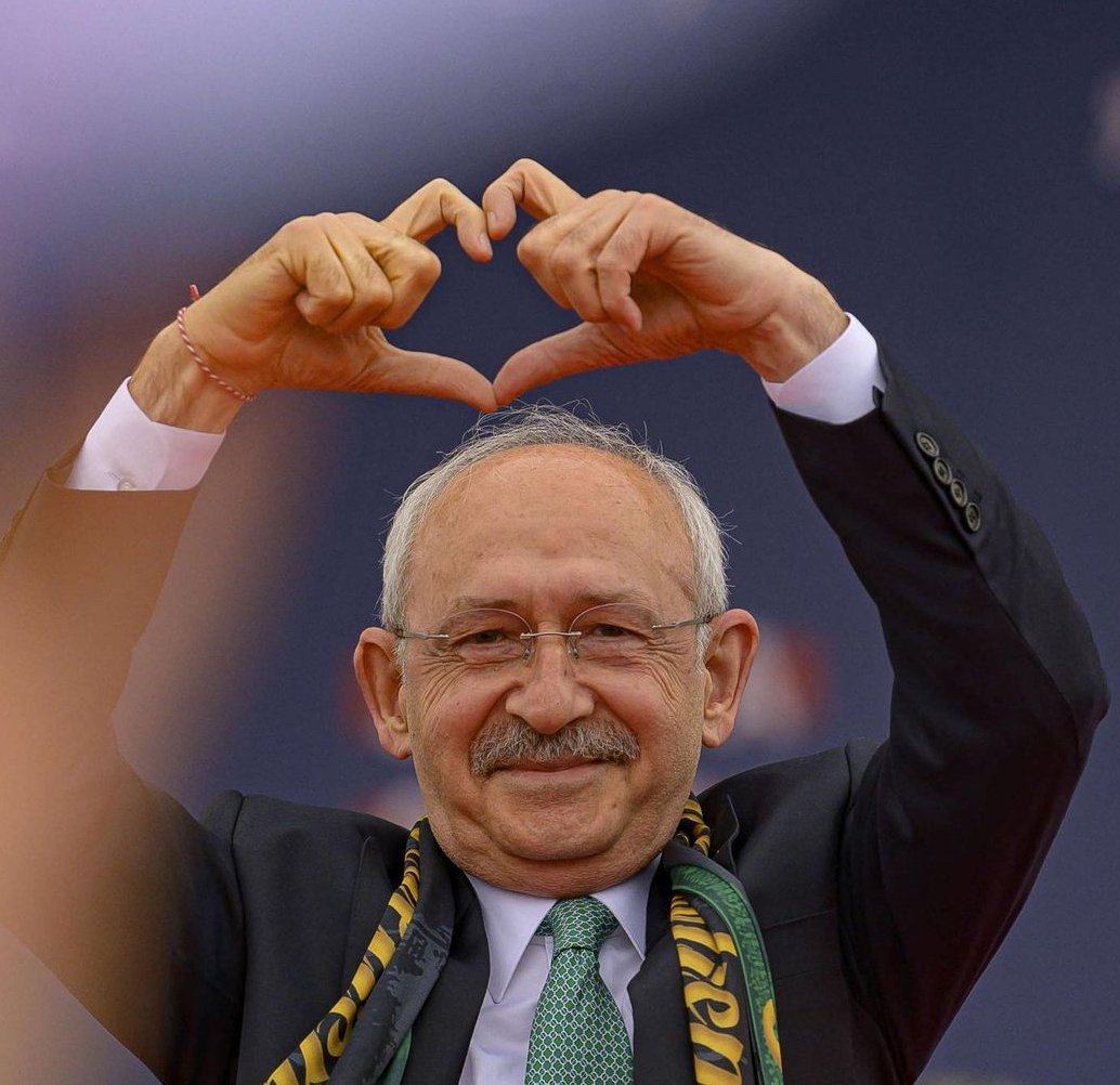 Kredi kartı faizleri silinip, 36 ay yapılandırılacak.

Emekliye 15 bin TL bayram ikramiyesi verilecek.

EYT'de kademeli sistem uygulanacak.

En düşük memur maaşı NET 21.265 TL olacak.

Maçlar TRT'de şifresiz yayınlayacak.

Gençlerin ilk otomobili ve ilk telefonu ÖTV'siz olacak.