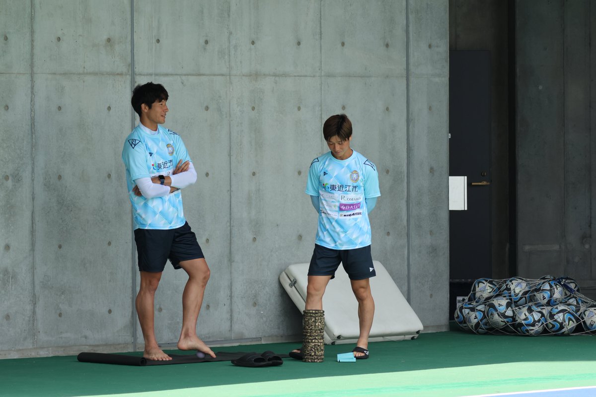 sh0t1me444's tweet photo. 「ここの彦根のスタジアム、雰囲気が維新スタジアムみたい。」って話してました。宮くんとまた一緒にプレーして、一緒に勝てた天皇杯。またここから2人で滋賀から這い上がる！明日もみんなで勝ちましょう！ https://t.co/pcJxnjAyCb