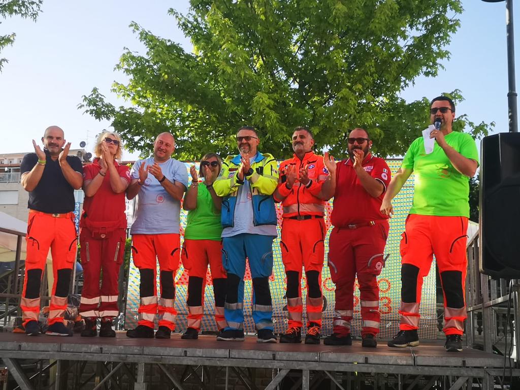 AnpasPiemonte's tweet photo. A Dogliani l'#OpenDayDelSoccorso con #Anpas, #CroceRossaItaliana e #Misericordie, presenti anche gli operatori del Numero Unico per le  emergenze 112, i sanitari del 118. In  piazza a Dogliani 370 studenti delle scuole elementari e medie.
https://t.co/N9Q2jdBKXD https://t.co/rOKlwB0xk0
