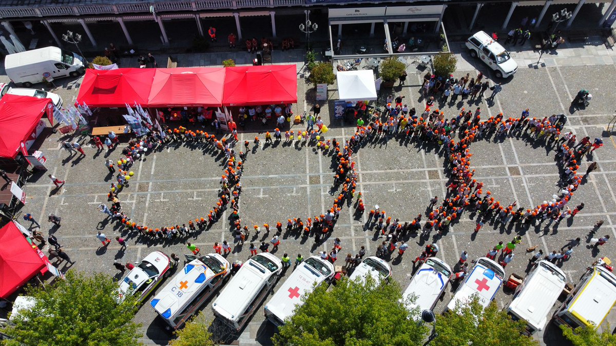 AnpasPiemonte's tweet photo. A Dogliani l'#OpenDayDelSoccorso con #Anpas, #CroceRossaItaliana e #Misericordie, presenti anche gli operatori del Numero Unico per le  emergenze 112, i sanitari del 118. In  piazza a Dogliani 370 studenti delle scuole elementari e medie.
https://t.co/N9Q2jdBKXD https://t.co/rOKlwB0xk0