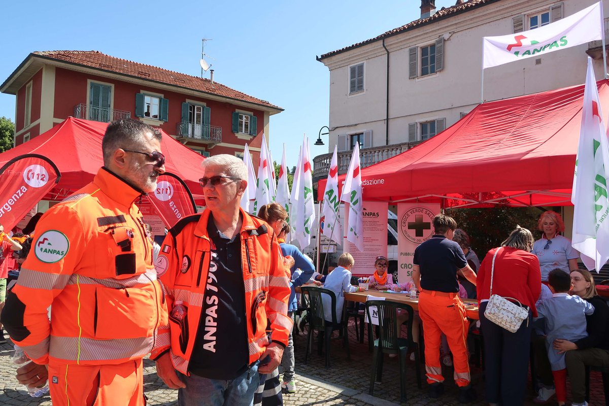 AnpasPiemonte's tweet photo. A Dogliani l'#OpenDayDelSoccorso con #Anpas, #CroceRossaItaliana e #Misericordie, presenti anche gli operatori del Numero Unico per le  emergenze 112, i sanitari del 118. In  piazza a Dogliani 370 studenti delle scuole elementari e medie.
https://t.co/N9Q2jdBKXD https://t.co/rOKlwB0xk0