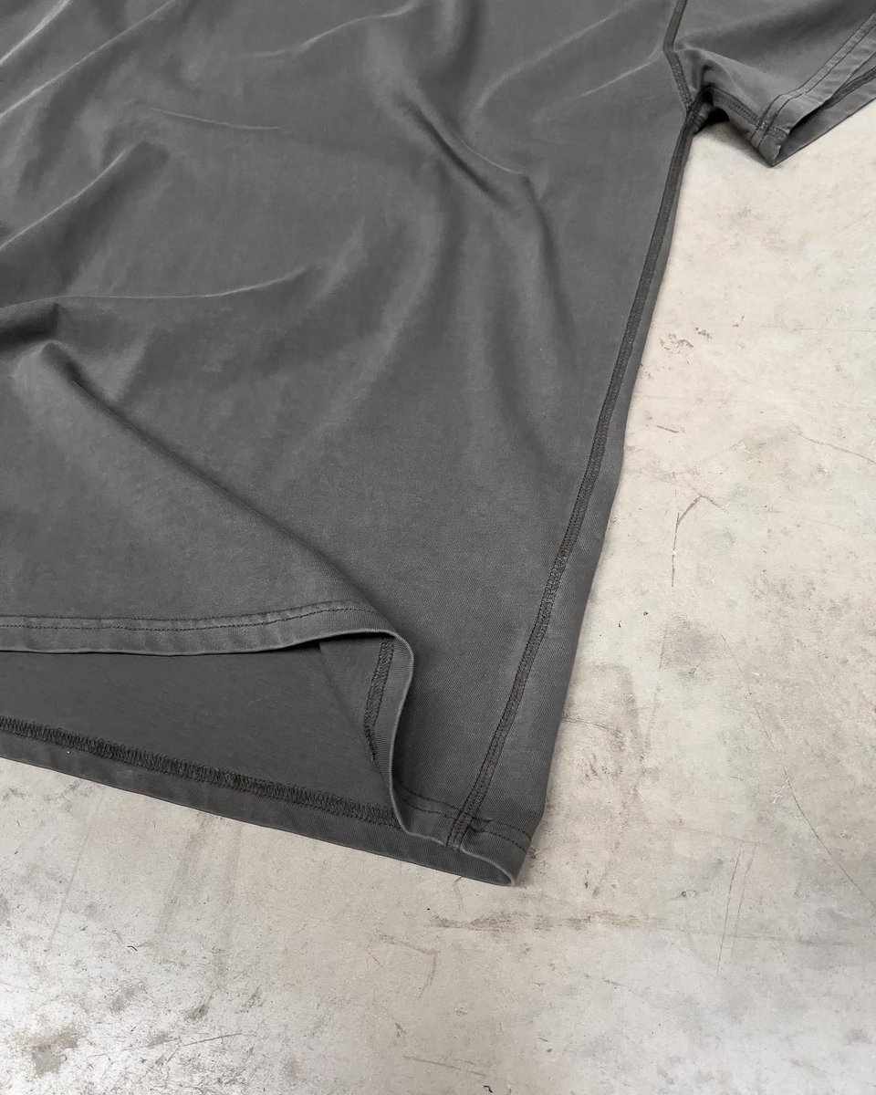 The Warm Up Oversized T-Shirt. A premium heavyweight and durable garment with vintage aesthetics, inspired by the golden era of bodybuilding and technical performance enhancements. Pre-washed and garment-dyed for a perfectly worn-in look. #MachineFitness