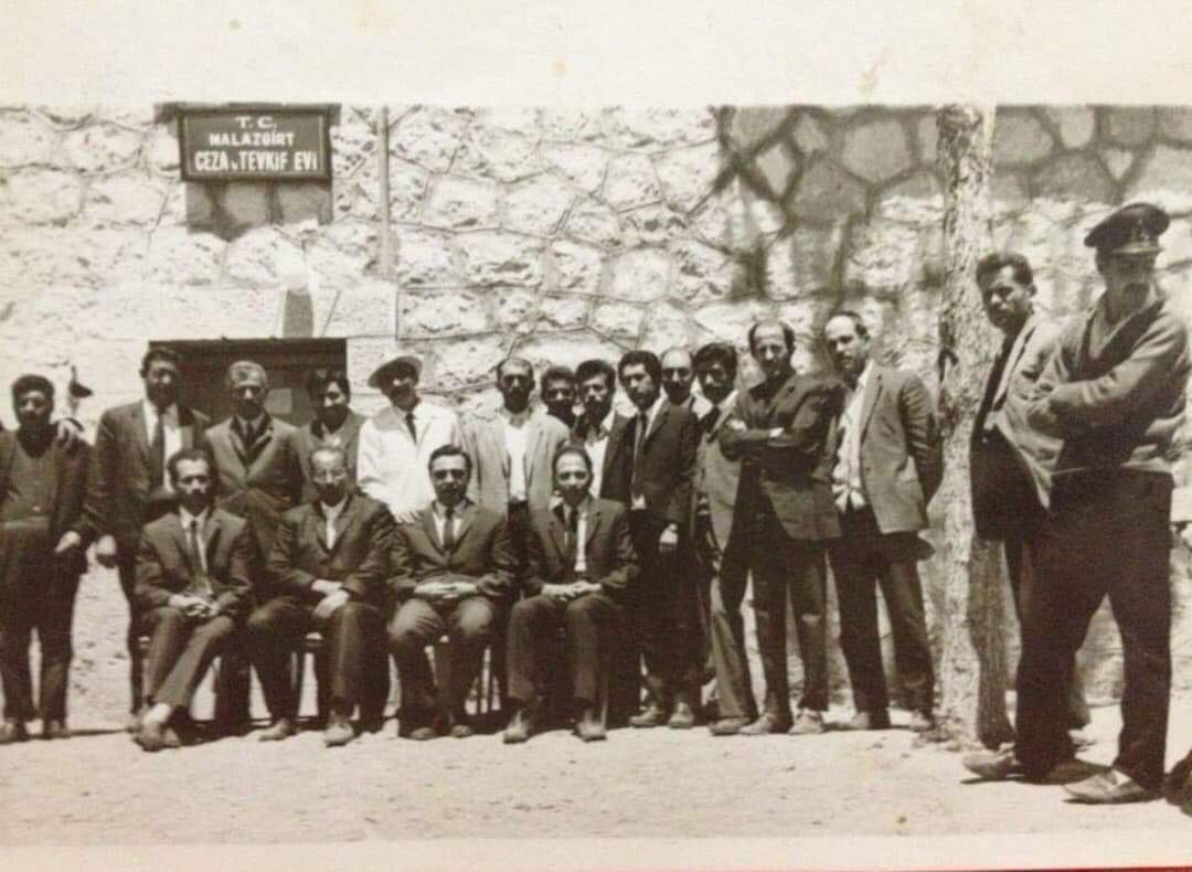 1968, Muş, Malazgirt Cezaevi 

Fotoğraftakiler; Tahsin Avcı, Mehdi Zana, Kemal Burkay, Orhan Kotan, Feqî Huseyin Sağnıç, Tarık Ziya Ekinci, Naci Kutlay, Canip Yıldırım ve Kürt Reşid

Ve ismini sayamadıklarım…