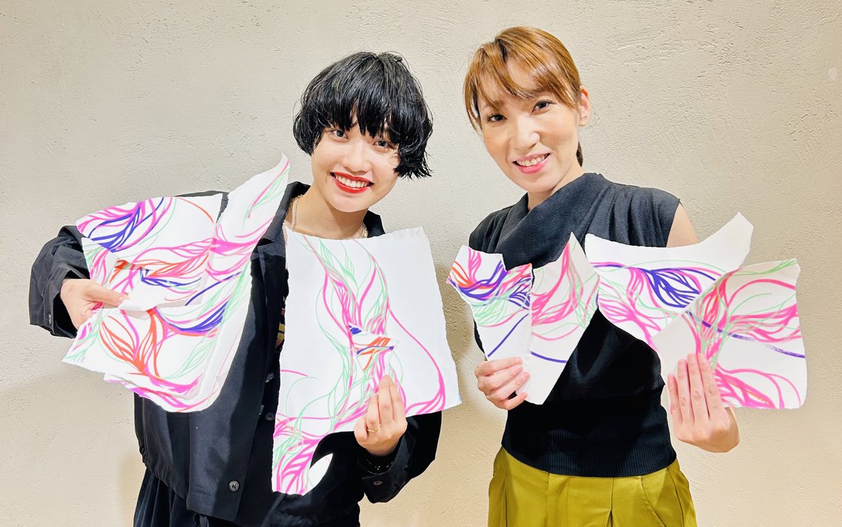 EmiPraparat's tweet photo. 抽象作家
#kuroma さんの
ワークショップにも参加しました✂️

kuromaさんが描いた抽象画を
参加者で破き
それを使って作品を作りました🎨

『普段何気なく目にしているものは
誰かが大切に創り上げたもの
ということを意識して欲しい』

と言う言葉に、モノを大切にしたいと
改めて考えさせられました https://t.co/gqwJkRb3Xj
