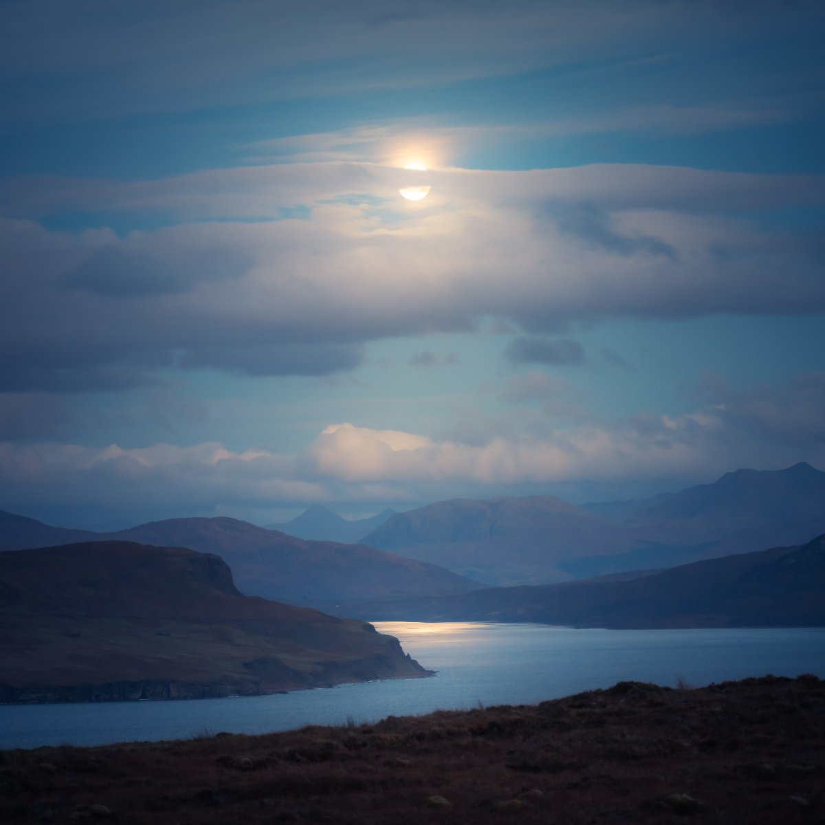 DamianShields1's tweet photo. Moon glimmer over Loch Eishort #Scotland #Highlands #IsleofSkye https://t.co/ERVTYHnQjn https://t.co/aSRRsaEQYx
