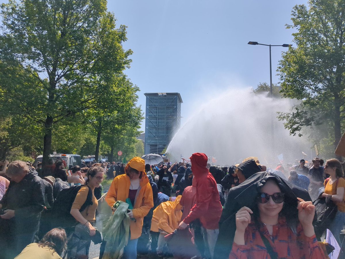 12:18 uur. Demonstratie is 18 minuten aan de gang en nu al worden waterkanonnen ingezet terwijl er geen sprake was van een gevaarlijke of bedreigende situatie. 

Schande! 

#A12 #StopFossieleSubsidies #Demonstratierecht