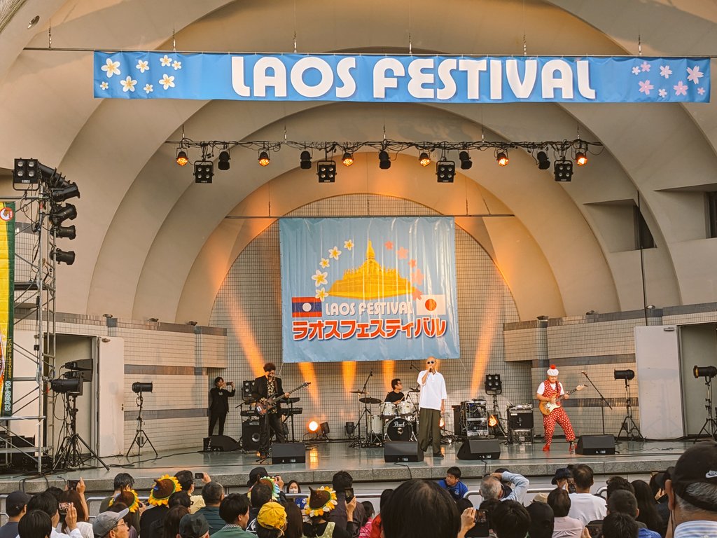 inori20210112's tweet photo. ラオスフェスティバル来たぜぃ🇱🇦
ちょうどステージでサンプラザ中野くんさん歌ってた🎤🕶
こりゃよいフェスじゃ(*´ω｀*)

#ラオフェス 
#ラオスフェスティバル https://t.co/74C5iawtcX