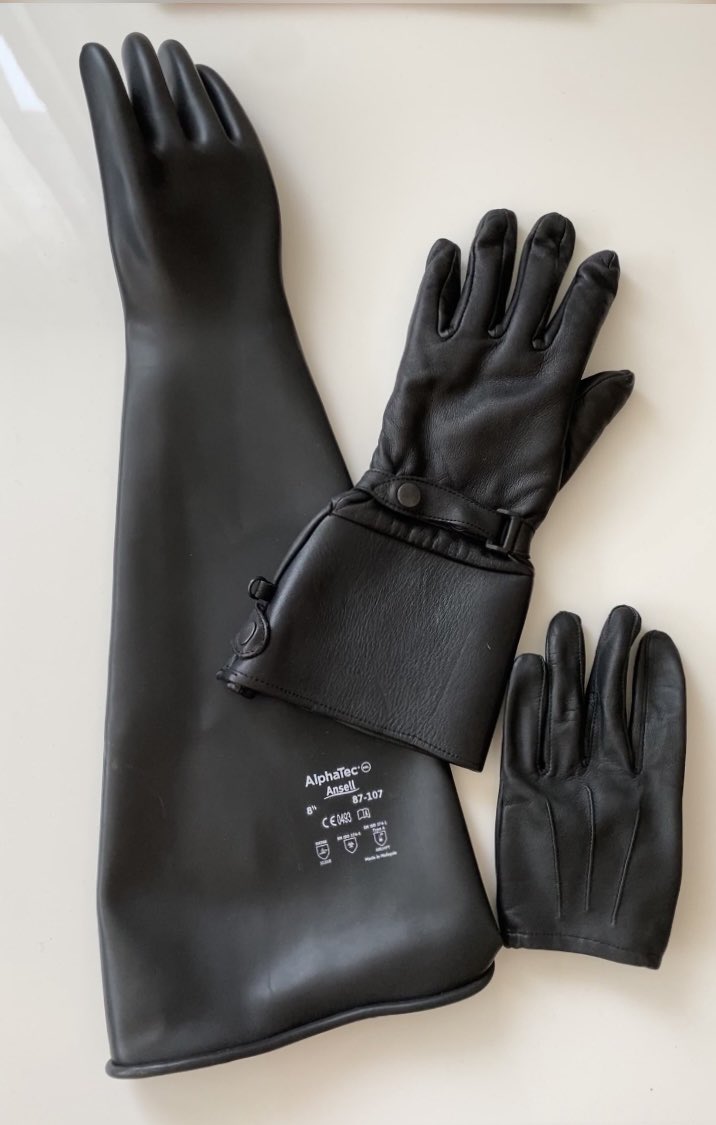 SwissLeatherman's tweet photo. What are your favorite gloves?
1) Big rubber gloves
2) Leather gauntlets
3) Tight officer gloves
Write it in the comment!
#worship #wearyourfetish #gayfetish #gayleathermaster #gear365leather #gear365 #glovedman #copgloves
#gaygloves #glovedsex https://t.co/wN0XmiR3nC
