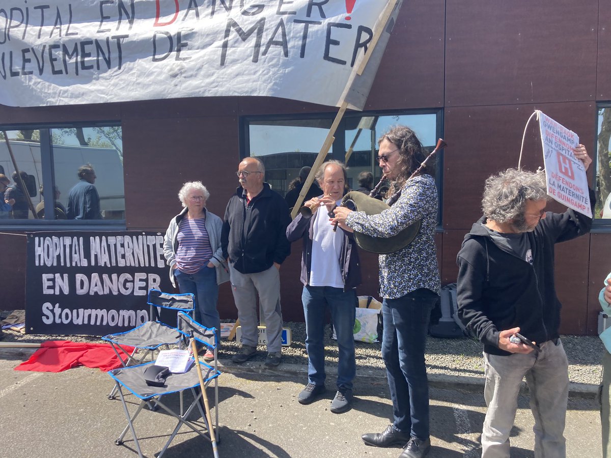 gaelroblin's tweet photo. Les Guingampais sont à #SaintBrieuc pour défendre la maternité et l'hôpital public devant le siège @ArsBretagne et appeler à manifester le 17 juin à #Guingamp #Gwengamp #bzh https://t.co/C5xIYYA0gK