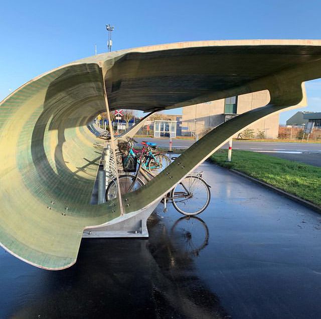 This is a wind turbine blade re-purposed as a bike shed in Aalborg, Denmark, an example of composite material recycling technology. Cycling and recycling for sustainability 

[source and full paper: buff.ly/3nJtAfS]
[photo by WindEurope]