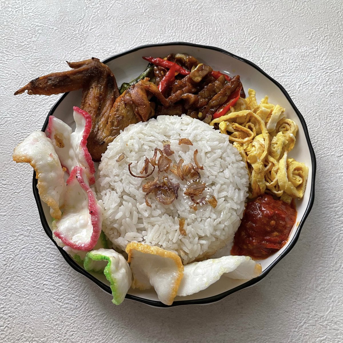 insecuristy's tweet photo. happy weekend guys!

karena senggang, hari ini aku bikin nasi uduk lengkap. bikin nasi uduknya mudah, pake rice cooker doang. trus ayam gorengnya super enakkkk, padahal cuma pake 1 bahan. 👩‍🍳

step n resep ada di next tweet ya~ https://t.co/jQsG0vV4rT