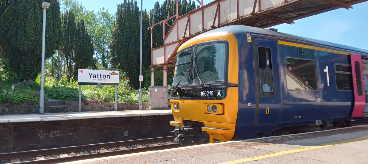 NotYOLOSmh's tweet image. 166215 makes a stop at Yatton with a Severn Beach service 

@GWRHelp #Class166