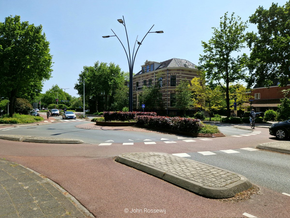 digimause's tweet photo. Mooi idee om de #fiets #voorrang te verlenen op deze #rotonde zeker met de vele #scholieren die dagelijks langs #fietsen maar helaas zijn er ook #automobilisten die zich niet aan #verkeersregels #storen #Zwolle #fietsrotonde #Vechtbrug #verkeersveiligheid #Wipstrik #Diezerpoort https://t.co/76FDdOSUIP