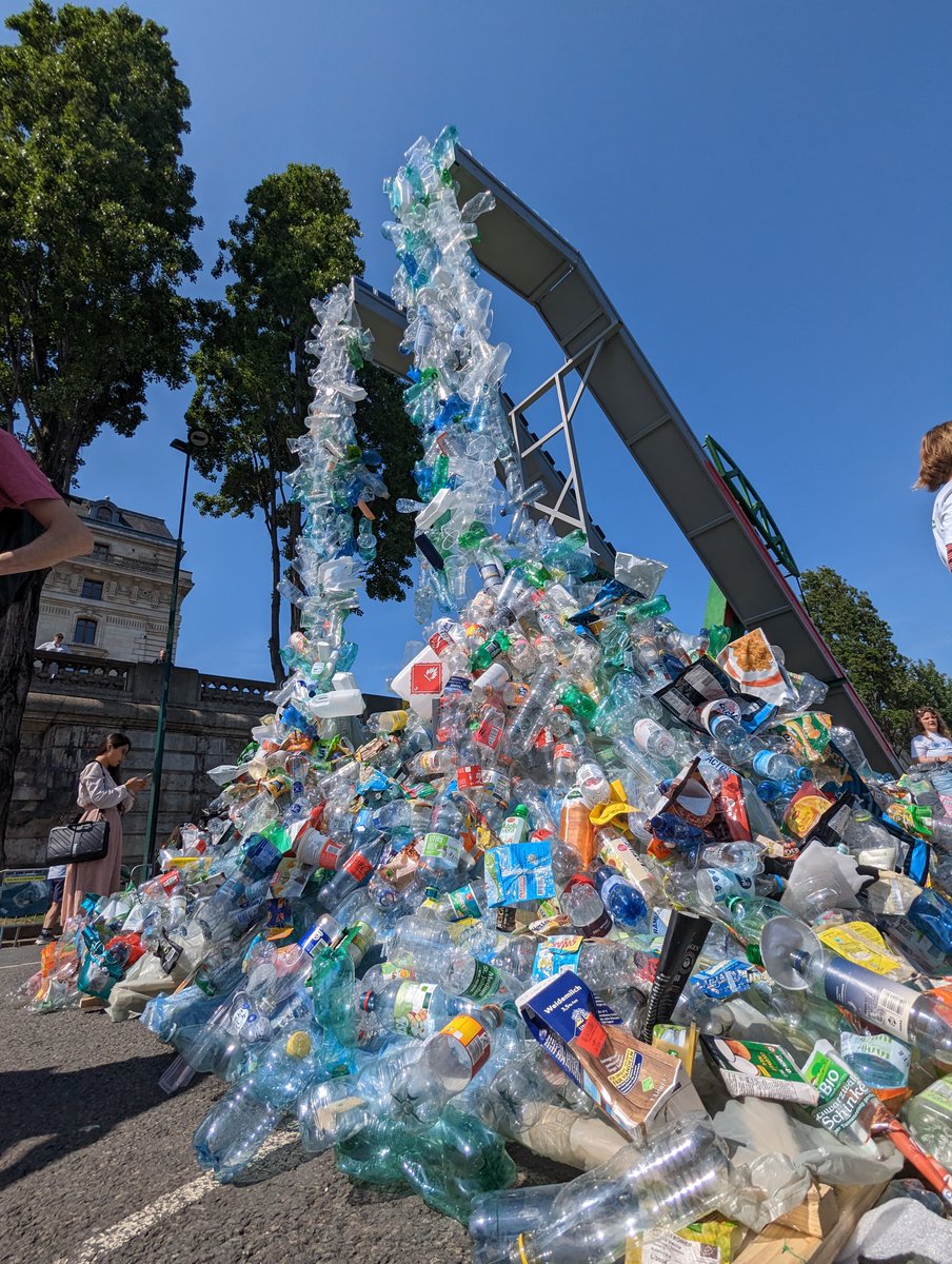 🙅‍♂️Stop au plastique !
L’artiste canadien @vonwong a réalisé une œuvre monumentale, exposée en plein cœur de #Paris.
Le but : dénoncer les liens toxiques entre la pollution plastique et l’industrie pétrolière. 
#PlasticsTreaty #BreakFreeFromPlastic