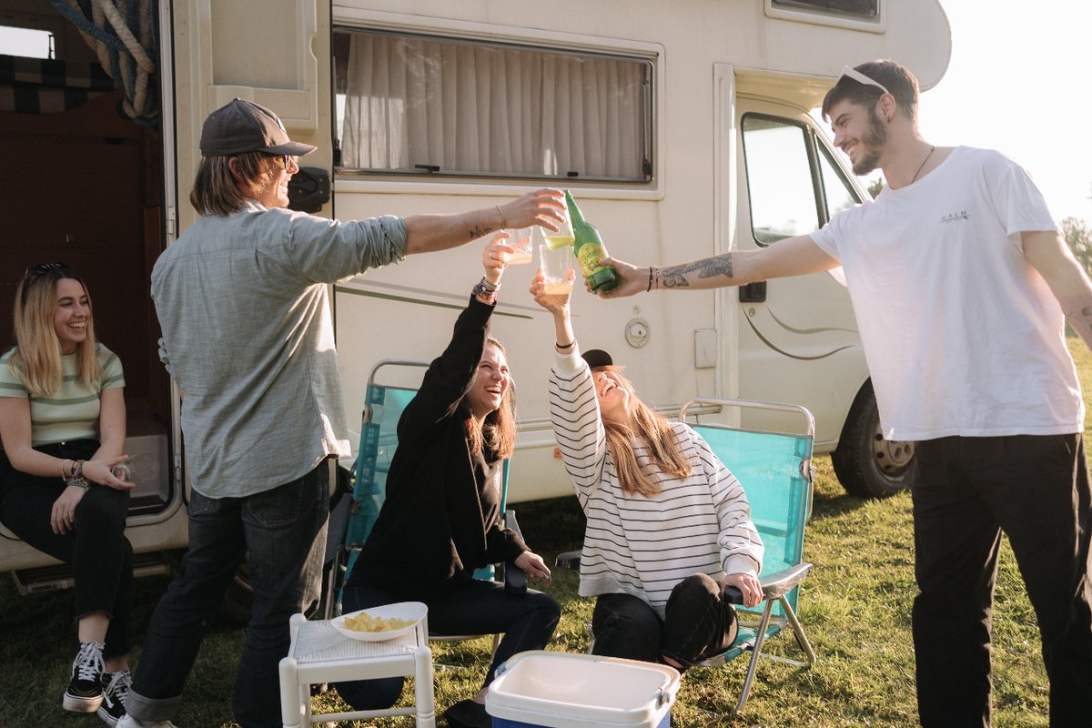 Llega el #sábado y solo pensamos en esos encuentros con los amigos que nos llenan el corazón. 💚 Eso sí, ¡que nunca falten unas botellinas para compartir! #ComparteSidraTrabanco