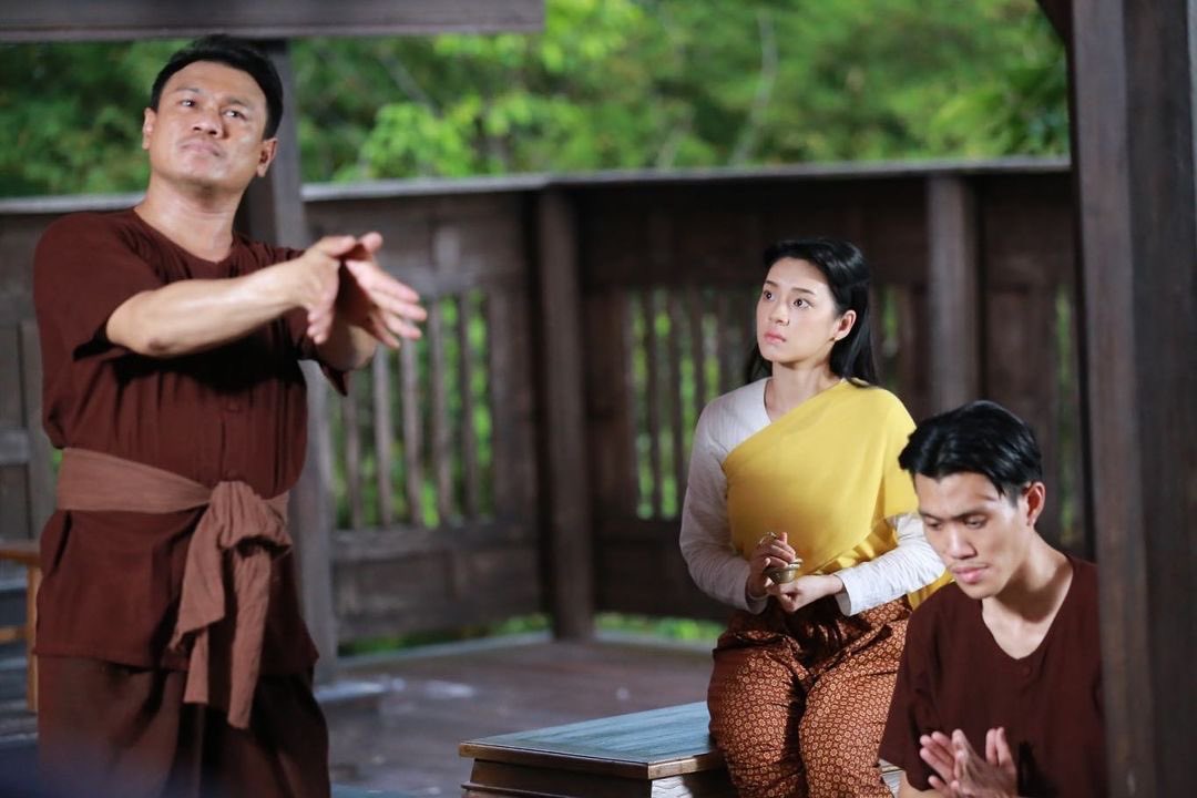 ลำจวน - สตรีผู้มาก่อนกาล
รับชมพร้อมกันทางช่องไทยพีบีเอส เริ่มตอนแรกวันที่ 23 มิถุนายนนี้ ห้ามพลาด 🔥

Budsaba Galanight

#บุษบากาล่าลุยไฟ