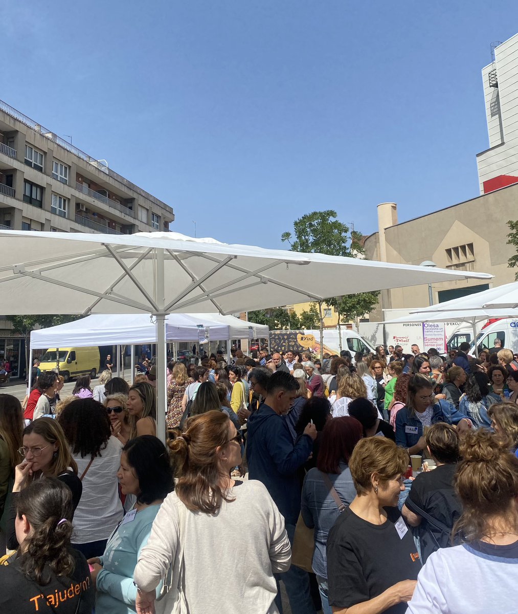 👥 💬 Les persones sòcies compartim un esmorzar i tornem a gaudir dels somriures plegades.

🤗 Poques coses tenen tant sentit com retrobar-nos! 

#AssembleaSuara #PersonesQueDecideixen