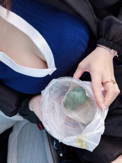 イエアメガエルちゃんお迎えしました! 餌の小さいコオロギ、掴むのに時間かかるけど、意外と手掴みであげられる!なついてもらえるといいな〜…!