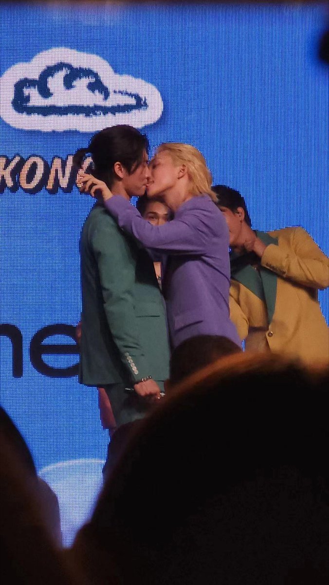 they really kiss even if only briefly 😳😳

#LoveinTheAir1stFMinHongKong 
#BossNoeul #BoNoh