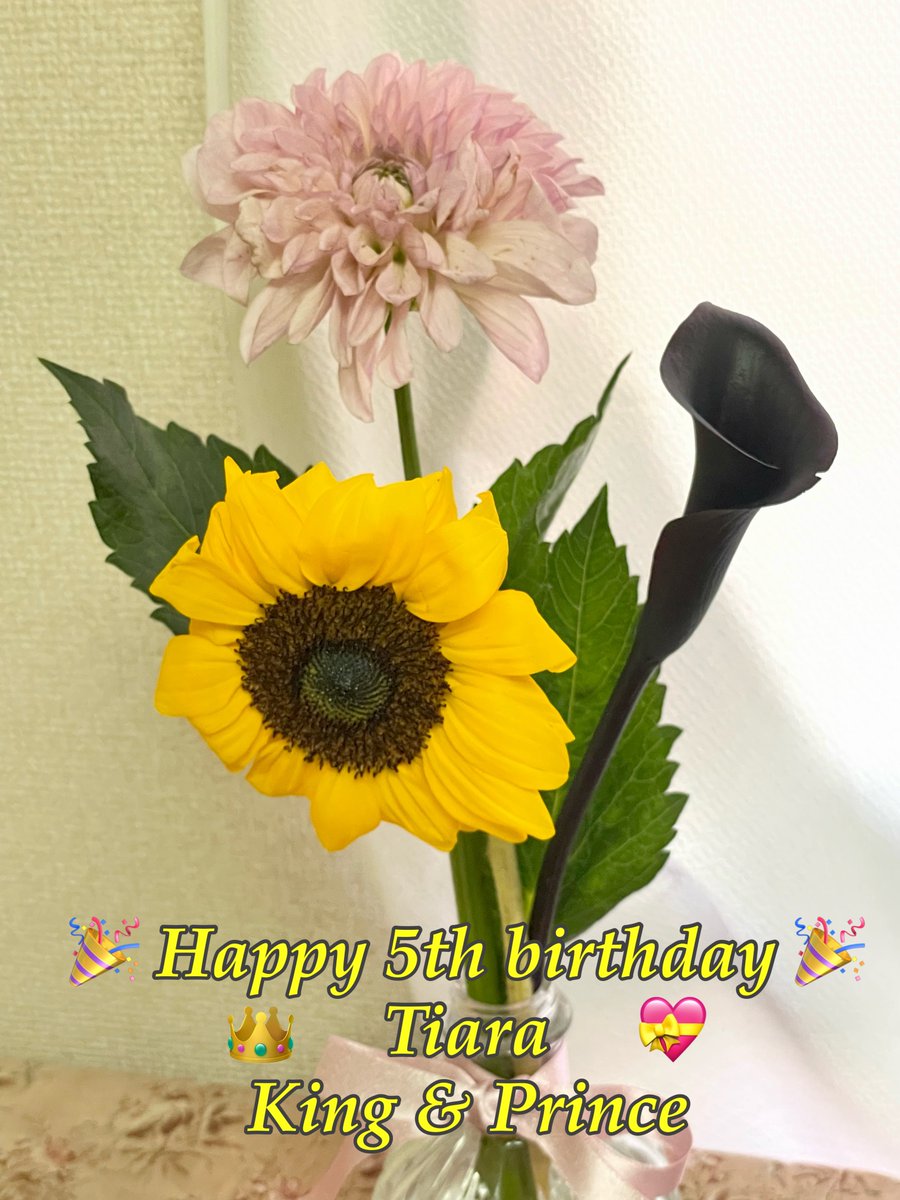 SmileHappyRen's tweet photo. 家からとても近い
#モニタリング
のお花屋さん
#soundflower へ行き5周年のお祝いブーケ💐を買う。
ダリア「ティアラ」
漆黒の「カラー」
#永瀬廉 くんセレクト「ひまわり」
三位一体
アイコンを王冠👑→ティアラ👑にしてくれたけど自ら「ティアラ」とは気恥ずかしい。変わらず
「俺のファン」でいよう https://t.co/bz22l9daVe