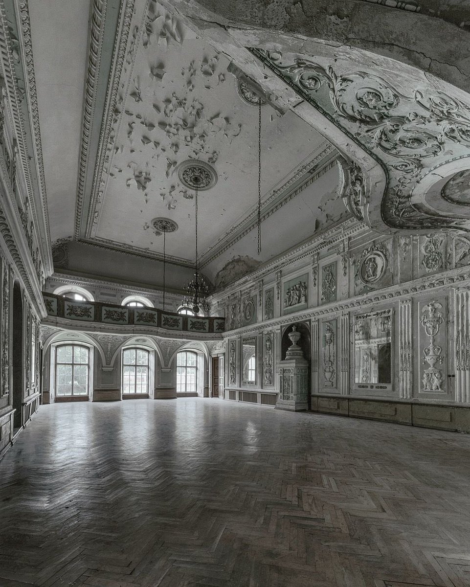 Dancing with the ghosts of kings… 👑

#abandoned
#abandoned_nordic
#urbex 
#photography

@tanja_palmunen