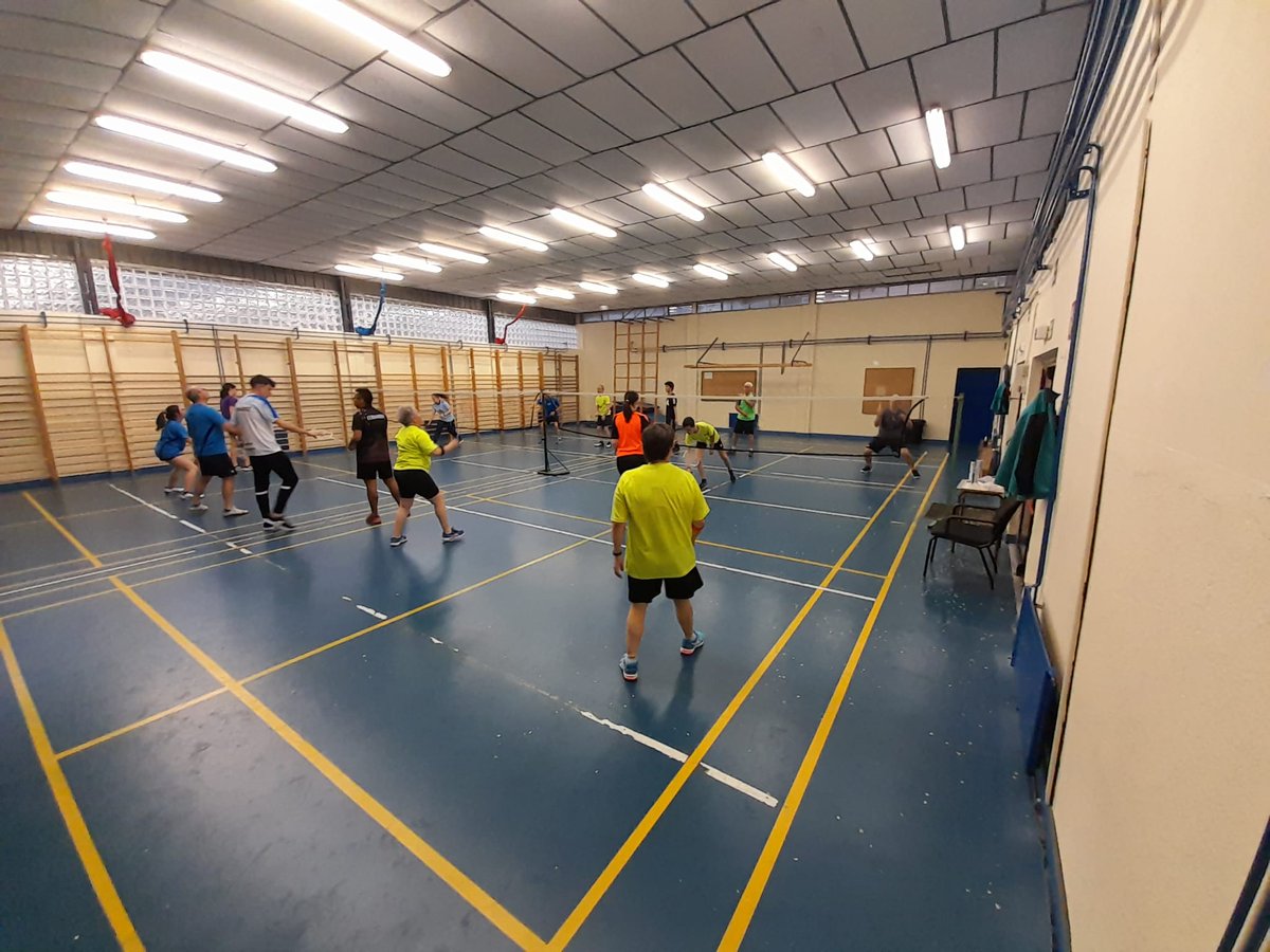 ArapaBadminton's tweet photo. Mensaje de reflexión en esta jornada para nuestros jugadores de @ArapaBadminton.56 federados de los cuáles 14 compiten en la comunidad de Madrid y así entrenamos,en 2 pistas, enlatados como sardinas y en dos turnos.20 años pidiendo un sitio digno.@R_sanchezacera @RocioGAlcantara https://t.co/Dt0TD6LSQm