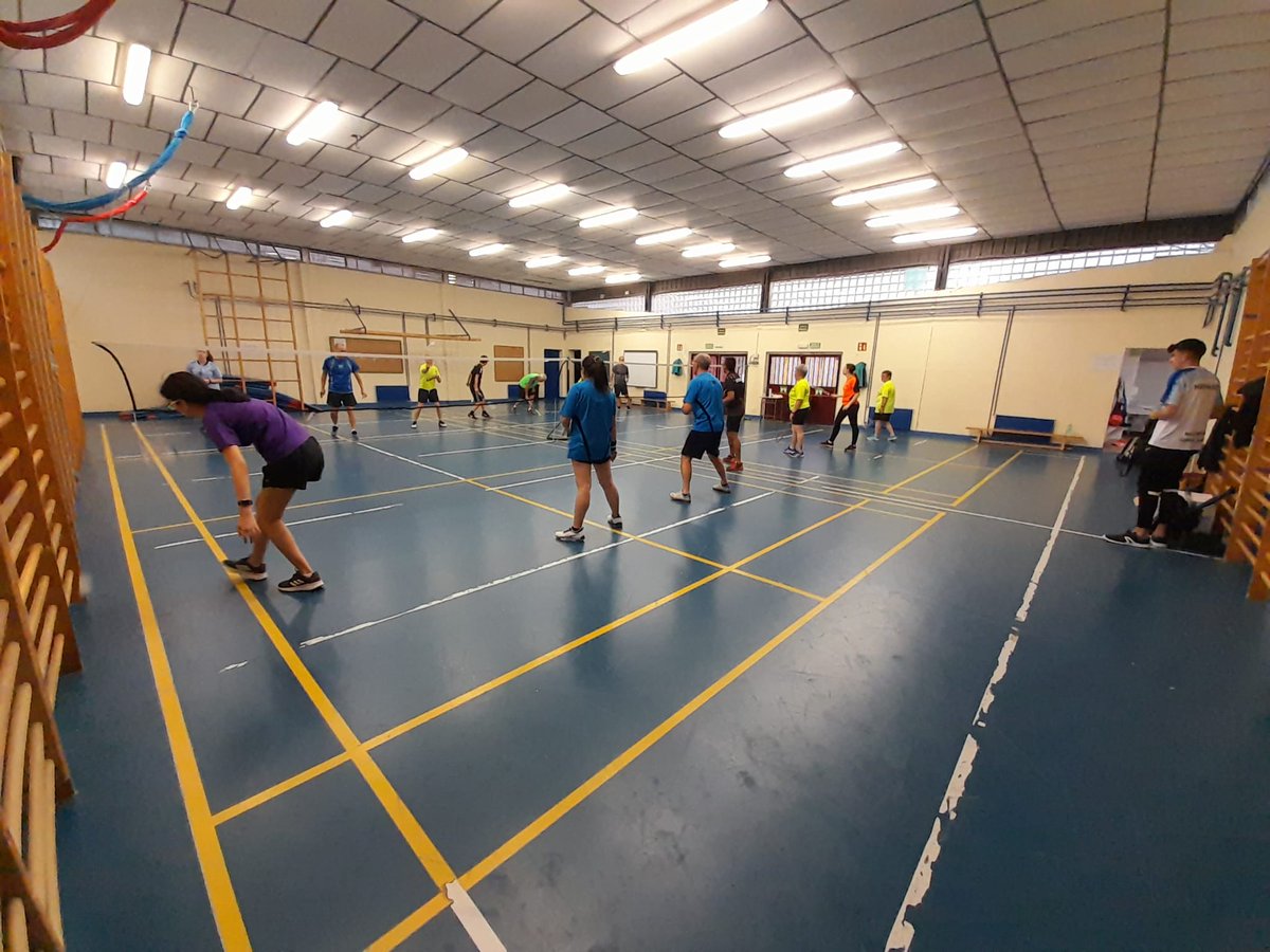 ArapaBadminton's tweet photo. Mensaje de reflexión en esta jornada para nuestros jugadores de @ArapaBadminton.56 federados de los cuáles 14 compiten en la comunidad de Madrid y así entrenamos,en 2 pistas, enlatados como sardinas y en dos turnos.20 años pidiendo un sitio digno.@R_sanchezacera @RocioGAlcantara https://t.co/Dt0TD6LSQm