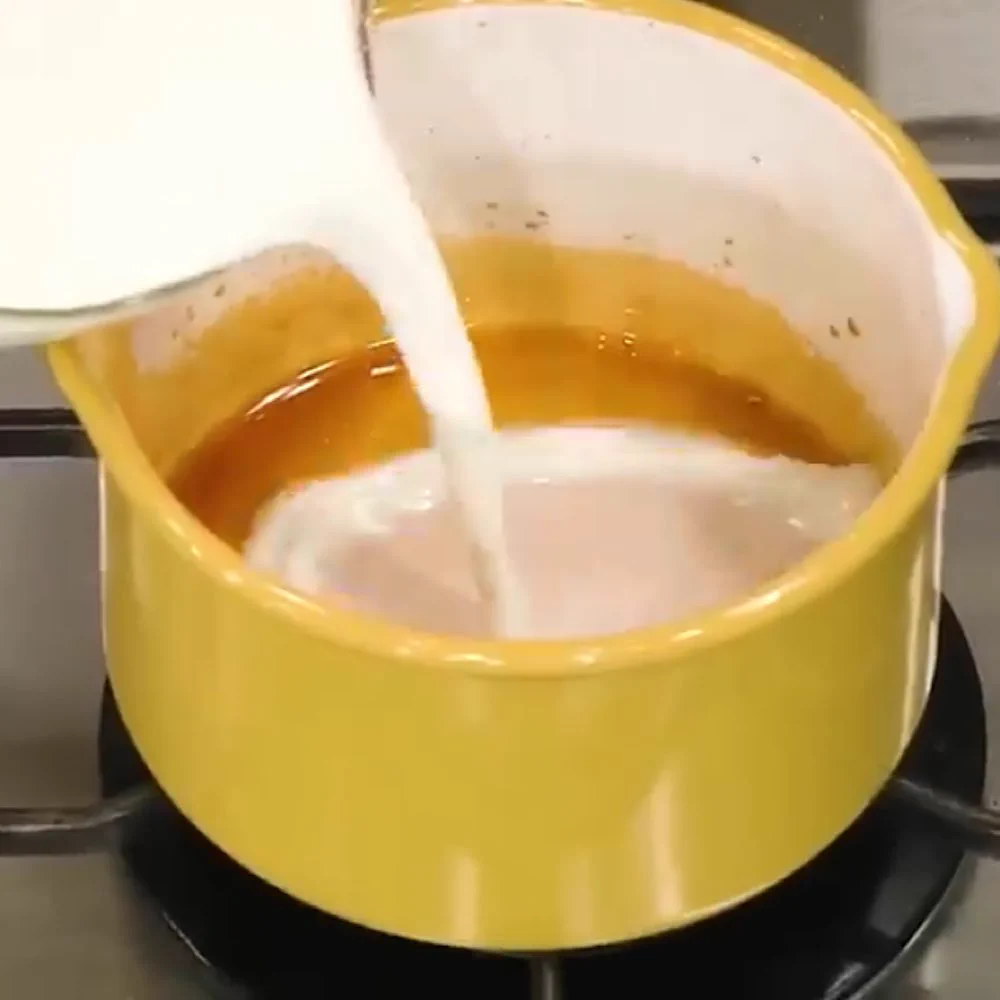 プリンのカラメルソースを作った後は、お鍋を洗わずに使おう‼