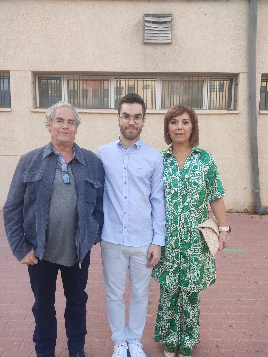 Ashen_Wolf_'s tweet photo. Ayer pasó esto, todo se lo debo a ellos, y aunque falta un poco más para ser técnico de laboratorio, ya casi es una realidad. El yo de hace tres años nunca se lo hubiera creído. https://t.co/MhblVmAgmQ