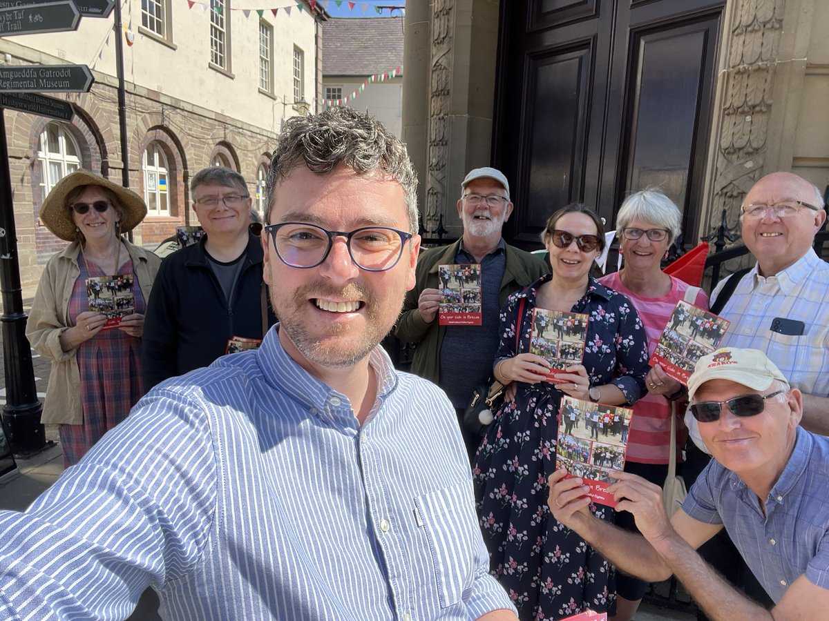 MatthewDorrance's tweet photo. Saturday sunshine in Brecon. I’m out talking to residents and visitors with our local Action Team. If you’re in town, come and say hello.
#LabourLocal #OnYourSide #StrongerFairerGreener #YourCouncillor #TeamBrecon #LabourDoorstep https://t.co/cj40wzUhxB