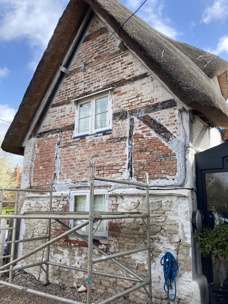 dunne_ltd's tweet photo. In March we completed the repairs and restoration of this gable end of a timber framed thatched cottage in the village of Brightwell-cum-sotwell.
#ClunchStone #BrightwellCumSotwell #OakFrame #TimberFrame #HotLime #QuickLime #NonHydraulic #DunneLtd #Dunne #Brick https://t.co/pac3dDZnAH