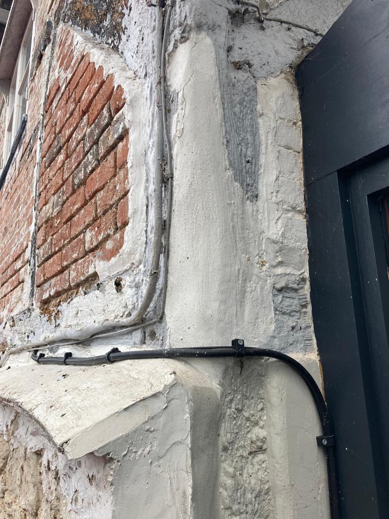dunne_ltd's tweet photo. In March we completed the repairs and restoration of this gable end of a timber framed thatched cottage in the village of Brightwell-cum-sotwell.
#ClunchStone #BrightwellCumSotwell #OakFrame #TimberFrame #HotLime #QuickLime #NonHydraulic #DunneLtd #Dunne #Brick https://t.co/pac3dDZnAH