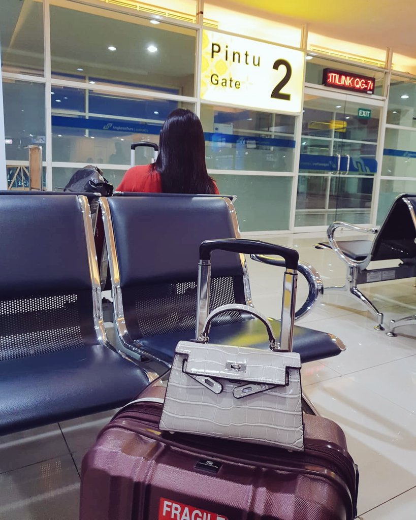 Pamit otw dl ya...
Nyusulin paksu kasih happy biar gk ngambek terus 🤭
See u para ayank....
