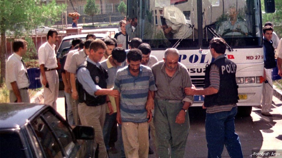 gurseltekin34's tweet photo. Ülkücü kardeşim, kıymetli büyüğüm

🚨 8 Mayıs’ta ne oldu biliyor musun?

❗️ Gaffar Okkan ve 5 koruma polisini ŞEHİT eden 10 HİZBULLAH MİLİTANI ağırlaştırılmış müebbet hapis cezası almalarına rağmen TAHLİYE edildi.

Onlar Erdoğan diyor. Ya sen?

🚨 10 Nisan’da ne oldu biliyor musun?

❗️ Diyarbakır, Mardin ve Batman’da 183 cinayetten ve “Cumhuriyeti yıkıp KÜRT İSLAM DEVLETİ kurmak” gibi suçlardan ağırlaştırılmış müebbet hapis cezası verilen 58 HİZBULLAH MİLİTANI TAHLİYE EDİLDİ.

Onlar Erdoğan diyor. Ya sen?

🚨 Seçimden 1 hafta önce ne oldu biliyor musun?

❗️ Ankara’da 3 kişiyi işkence ile öldürdükten sonra kardeşinin evinin bodrumuna asan HİZBULLAH MİLİTANI MEHMET EMİN ALPSOY ERDOĞAN TARAFINDAN AFFEDİLDİ

O da Erdoğan diyor, ya sen?

Erdoğan’a oy vermek Hizbullah politikalarına ve zihniyetine oy vermektir.

Hizbullah zihniyetine oy verme…