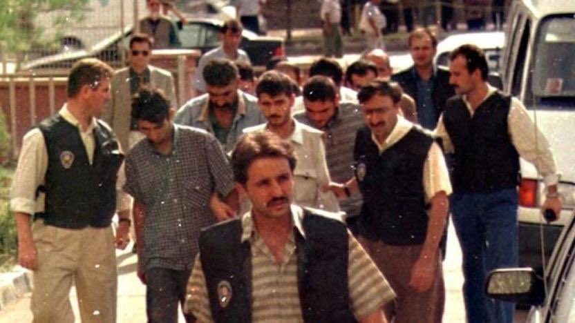 gurseltekin34's tweet photo. Ülkücü kardeşim, kıymetli büyüğüm

🚨 8 Mayıs’ta ne oldu biliyor musun?

❗️ Gaffar Okkan ve 5 koruma polisini ŞEHİT eden 10 HİZBULLAH MİLİTANI ağırlaştırılmış müebbet hapis cezası almalarına rağmen TAHLİYE edildi.

Onlar Erdoğan diyor. Ya sen?

🚨 10 Nisan’da ne oldu biliyor musun?

❗️ Diyarbakır, Mardin ve Batman’da 183 cinayetten ve “Cumhuriyeti yıkıp KÜRT İSLAM DEVLETİ kurmak” gibi suçlardan ağırlaştırılmış müebbet hapis cezası verilen 58 HİZBULLAH MİLİTANI TAHLİYE EDİLDİ.

Onlar Erdoğan diyor. Ya sen?

🚨 Seçimden 1 hafta önce ne oldu biliyor musun?

❗️ Ankara’da 3 kişiyi işkence ile öldürdükten sonra kardeşinin evinin bodrumuna asan HİZBULLAH MİLİTANI MEHMET EMİN ALPSOY ERDOĞAN TARAFINDAN AFFEDİLDİ

O da Erdoğan diyor, ya sen?

Erdoğan’a oy vermek Hizbullah politikalarına ve zihniyetine oy vermektir.

Hizbullah zihniyetine oy verme…