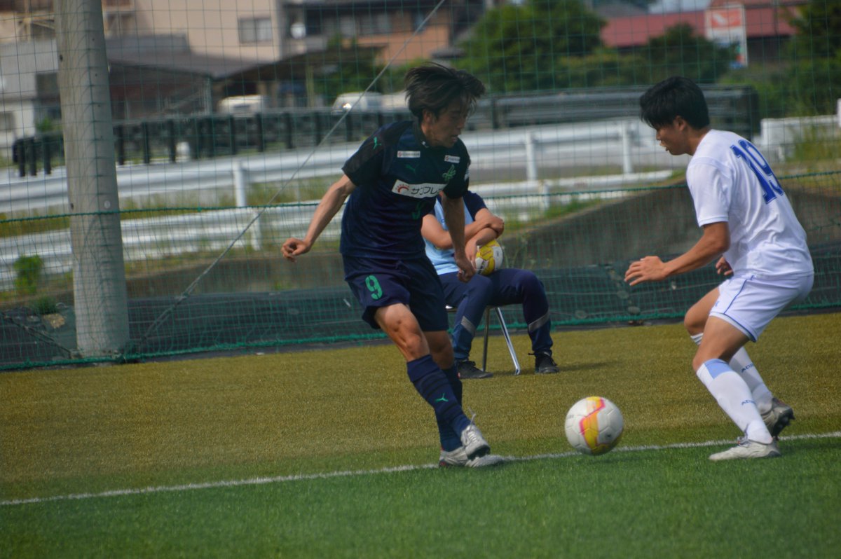 KOSUKEKASAHARA's tweet photo. ではえんどぅ～（@822126715）さん含む、私のフォロワーのイチカシファン向けに。
共栄大学9番 FW唐尼裕斗（4年：市立柏）
耐える展開の前半、1トップの10番に当てたボールを展開する役割を担う。戻る守備もサボらず、ここまで勝ち点なしの共栄大学の貴重な勝ち点1ゲットに貢献。後半途中で交代。 https://t.co/apdQKg75gn