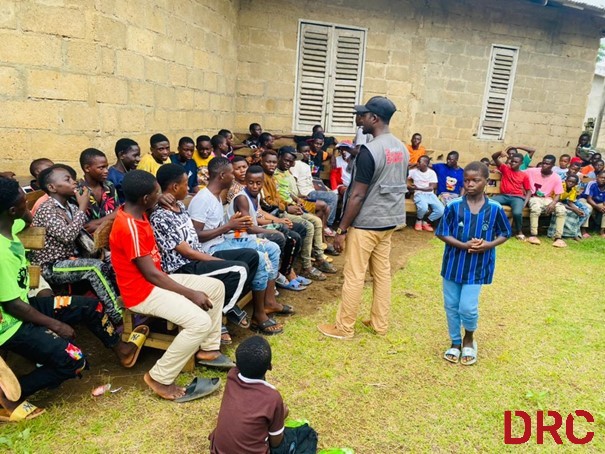 In the Southwest of Cameroon🇨🇲, @DRC_ngo with funding from @eu_echo🇪🇺 engages men and boys in dialogue sessions addressing #gendernorms and #genderroles to sustainably prevent violence against women and children.