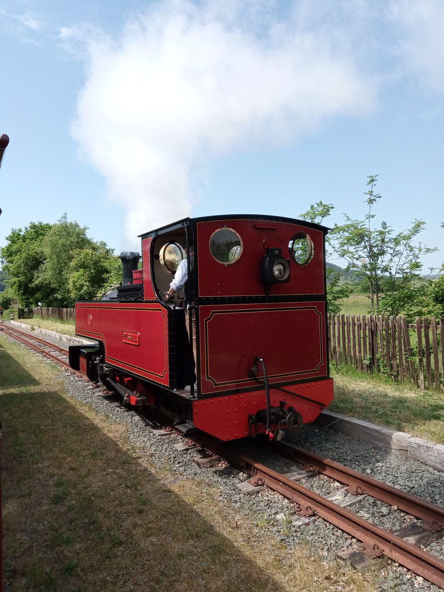 #narrowgauge Hunslet 2-6-2T #Russell runs round at Pen-y-Mount on the Welsh Highland Heritage Railway. Next stop Gelert's Farm and the #Baldwin 590 locomotive launch... 😉🏴󠁧󠁢󠁷󠁬󠁳󠁿👍