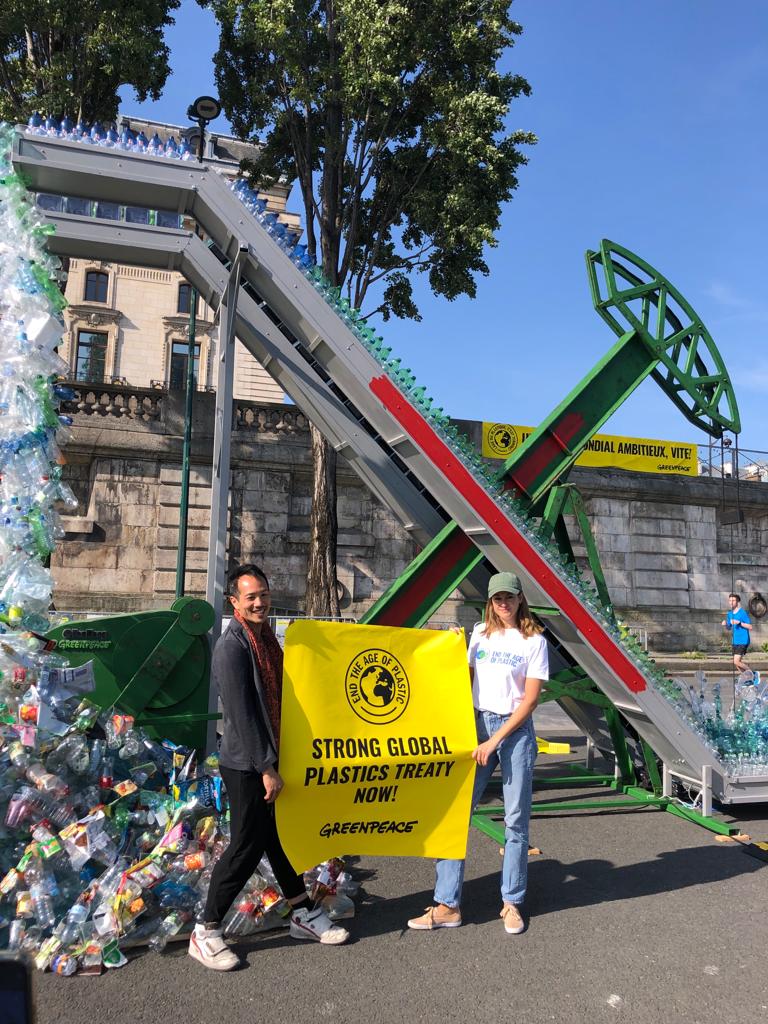 Heute enthüllen wir in Paris die #PerpetualPlastic machine. Um die #Plastikkrise zu lösen, brauchen wir  ein starkes #Plastikabkommen, das die Produktion von Plastik drastisch reduziert! Ohne Reduktionsziele kein erfolgreiches #PlasticsTreaty.