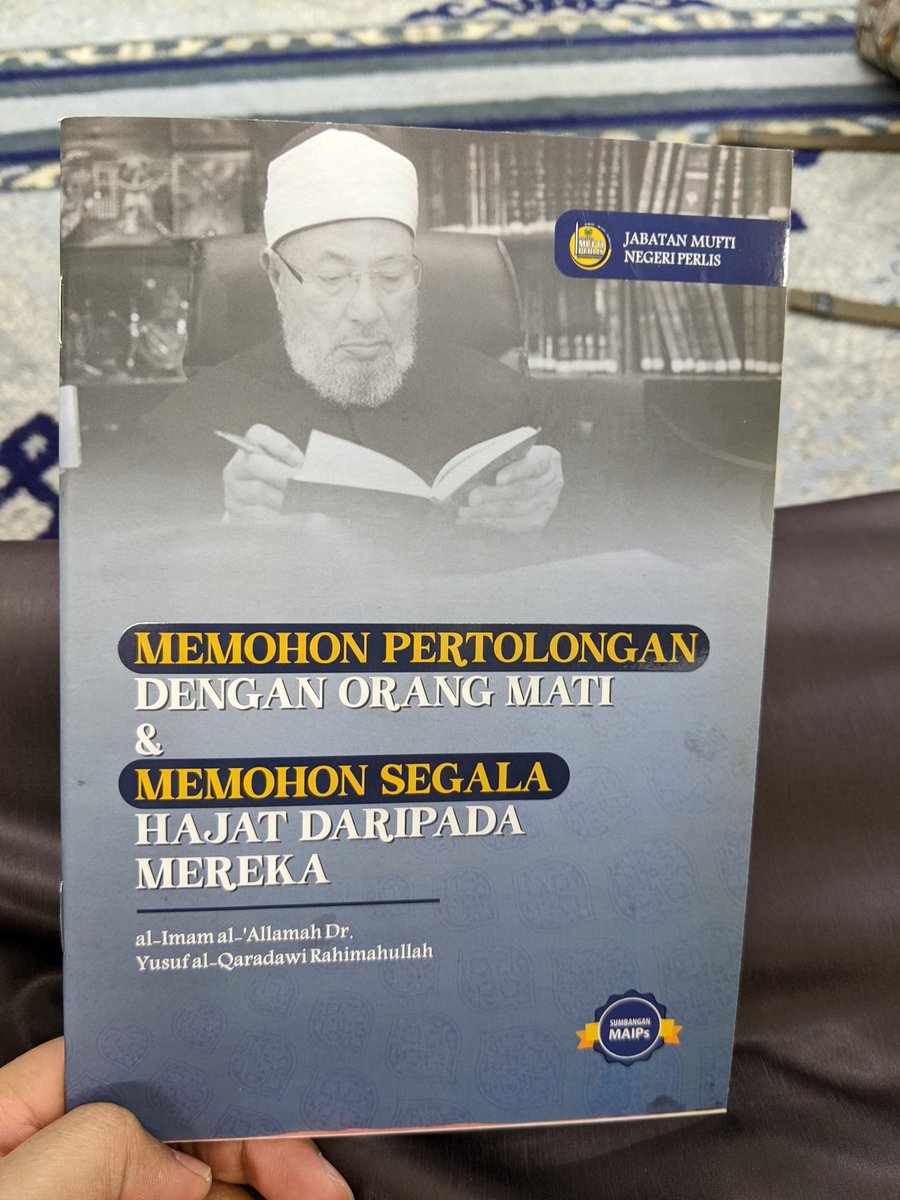 Idola bukan main lagi tulis tentang Memohon Pertolongan Dengan Orang Mati dalam Kitab Fiqh Al-Solat, tapi dia boleh bersama dengan golongan yang enabler 'sembah kubur'.

Faham saja ini permainan politik, kumpulan mana yang lebih popular, itulah yang bakal disantuni secara lebih.