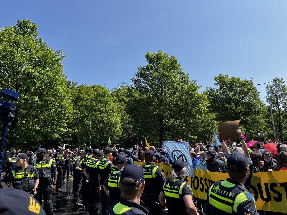 Politie lijkt te gaan ingrijpen. Blokkade duurt nu een uur. Waterwerper heeft weinig effect, hoewel de straal ook wel op een lief standje staat tot nu toe.