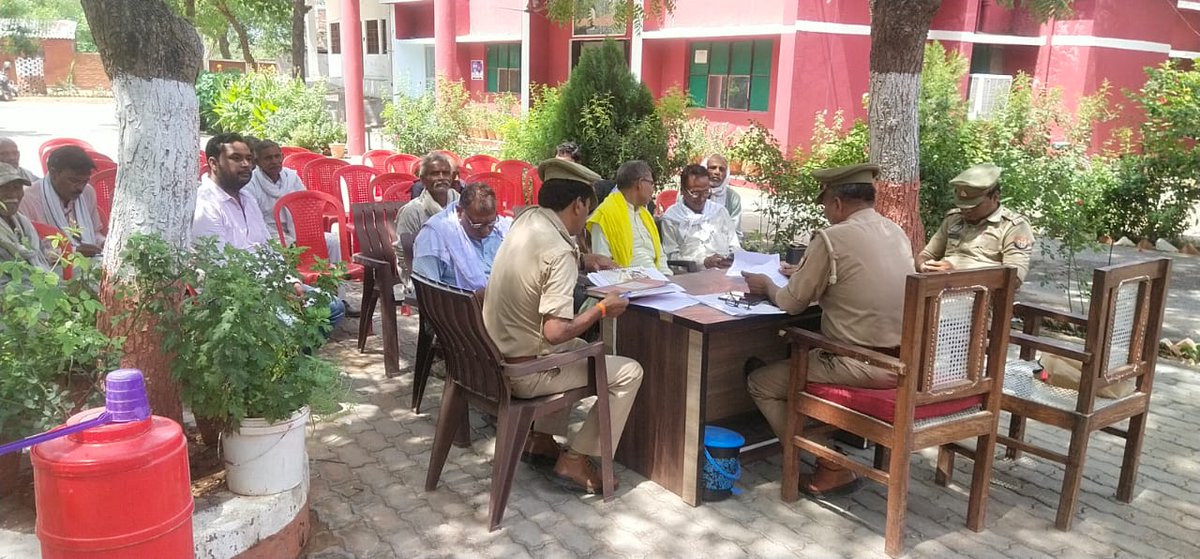 bandapolice's tweet photo. #bandapolice जन शिकायतों के त्वरित निस्तारण हेतु मा0 मुख्यमंत्री @myogiadityanath की पहल के क्रम में #spbanda के निर्देशन में समाधान दिवस पर थाना कालिंजर पर प्रभारी निरीक्षक कालिंजर व राजस्व टीम द्वारा लोगों की समस्याओं को सुन किया गया उनका निस्तारण ।
#UPPolice https://t.co/oUWPBtxQg9