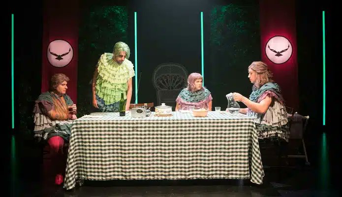 erib777's tweet photo. Aunque solo fuera por la escena de la cena de la familia Paloma ya merecería la pena #LasAves de @la_calorica 
Menuda genialidad.
El resto oscila entre el subrayado tosco, la excentricidad brillante y el humor desvergonzado y contagioso. Y con 4 actores excepcionales. Mis 👏👏😂 https://t.co/SNjEyh8Mcf