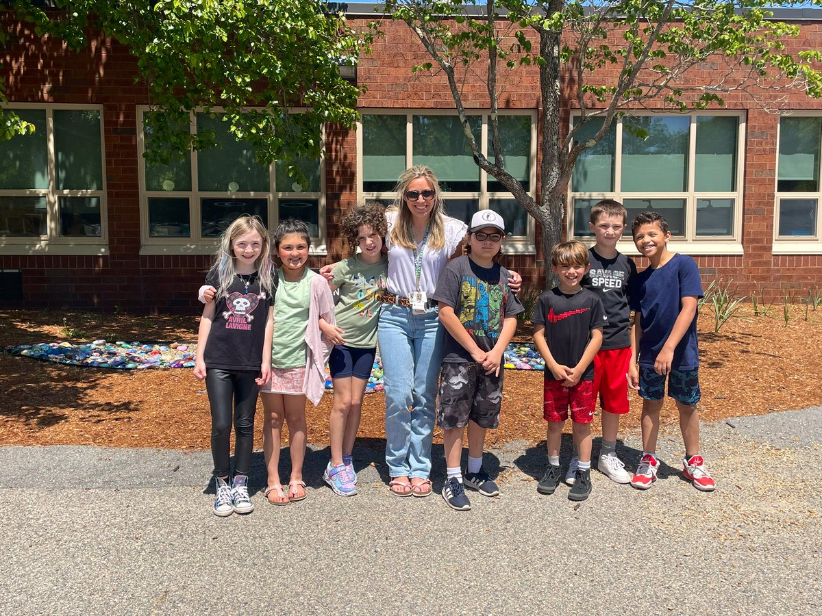 My third graders had a great trip to visit the Yelle! 🚌📚Thanks for having us! <a href="/MrsMurphy0123/">Kelly Murphy</a> <a href="/4MsKelly/">Ms Kelly</a>